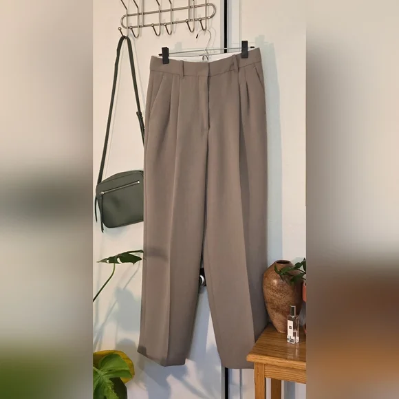 Aritzia Effortless Pants in Crepette - Picture 5 of 5
